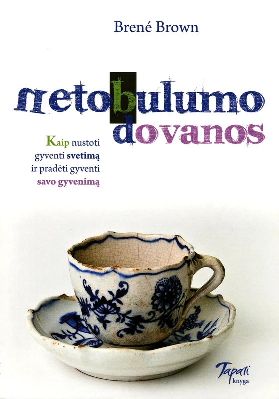 Brené Brown knygos „Netobulumo dovanos. Kaip nustoti gyventi svetimą ir pradėti gyventi savo gyvenimą“ viršelis, kuriame pavaizduotas senas, netobulas, bet gražus baltas puodelis su mėlynais raštais. Knyga pateikia dešimt kelrodžių, kaip gyventi iš visos širdies, bendraujant su pasauliu ir jaučiant savivertę. / Cover of Gifts of Imperfection by Brené Brown, featuring an old, imperfect but beautiful white cup with blue patterns. The book provides ten guideposts on how to live wholeheartedly, connect with the world, and feel self-worth.