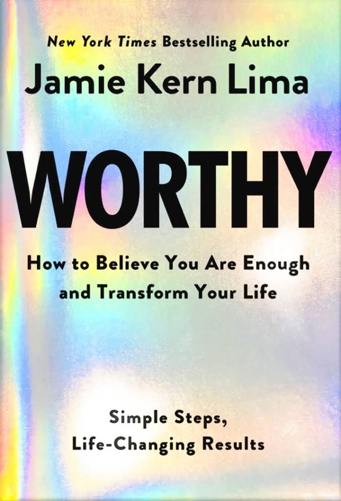 Jamie Kern Lima knygos Worthy viršelis šviesos, galingų ir spindinčių spalvų fone, kaip švytinti siela. / Book cover of Worthy by Jamie Kern Lima, against a backdrop of light, powerful, shining colors like a shining soul.